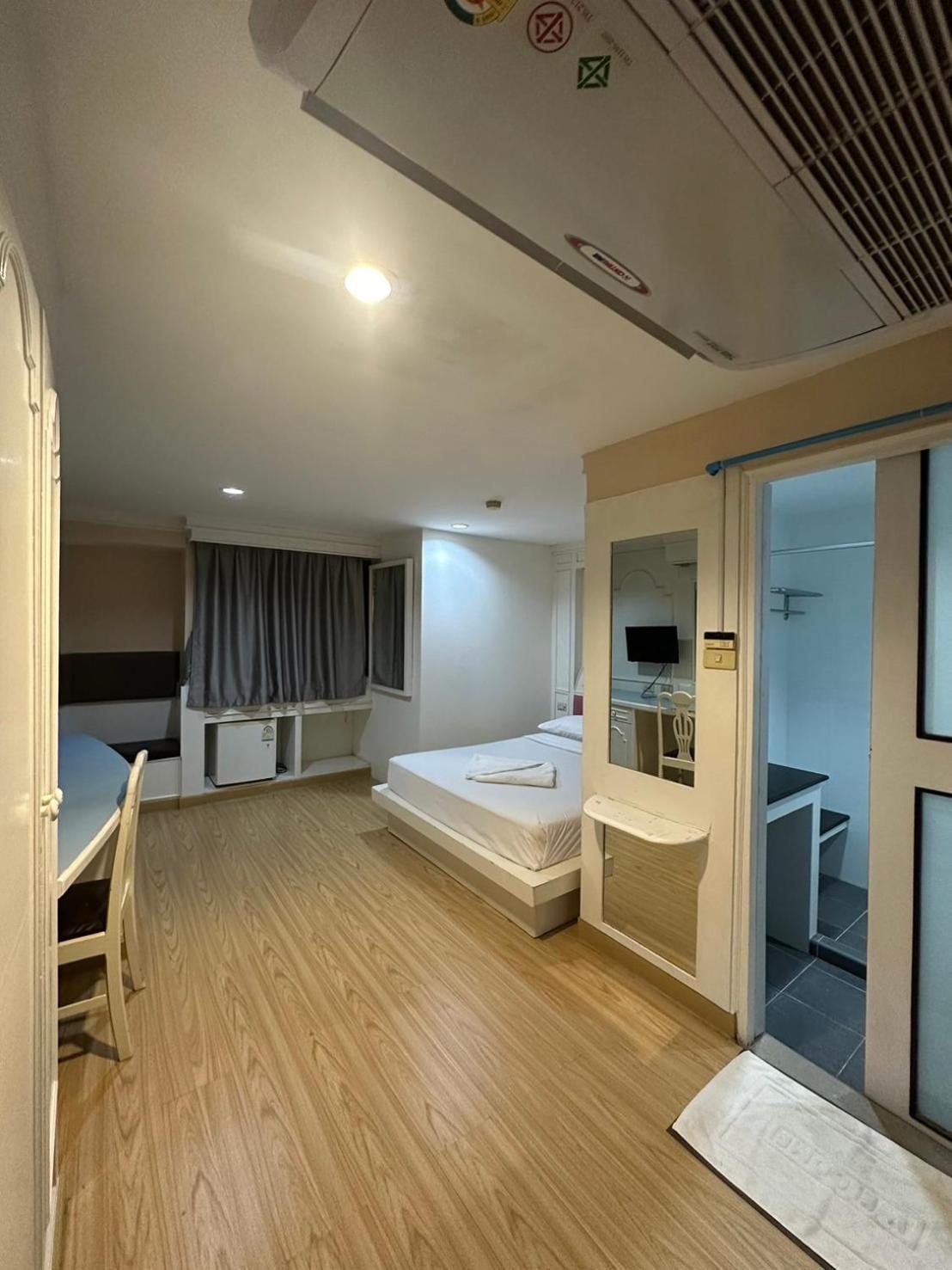 Royal Garden Home Hotel Bangkok Exterior foto