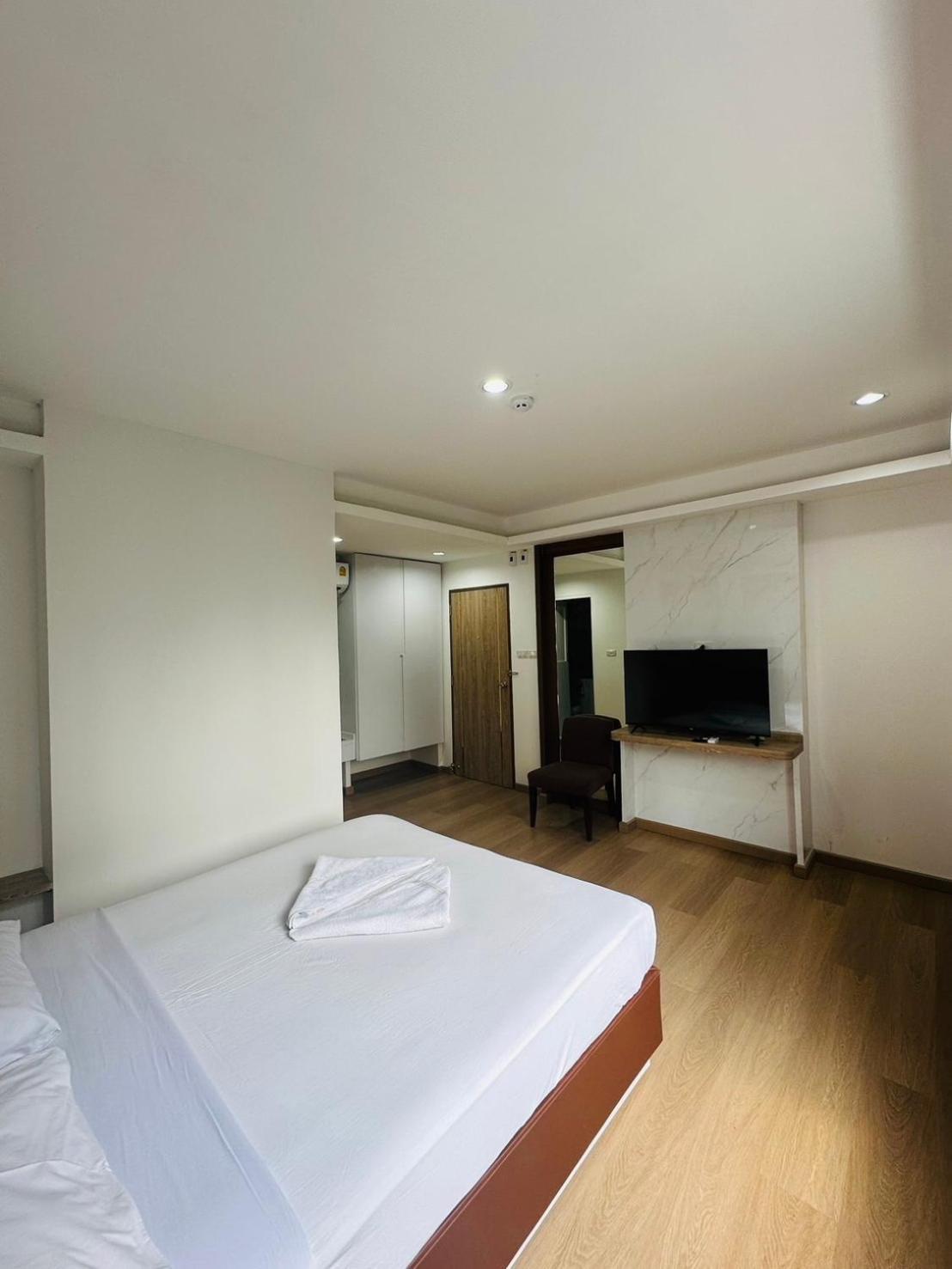 Royal Garden Home Hotel Bangkok Exterior foto