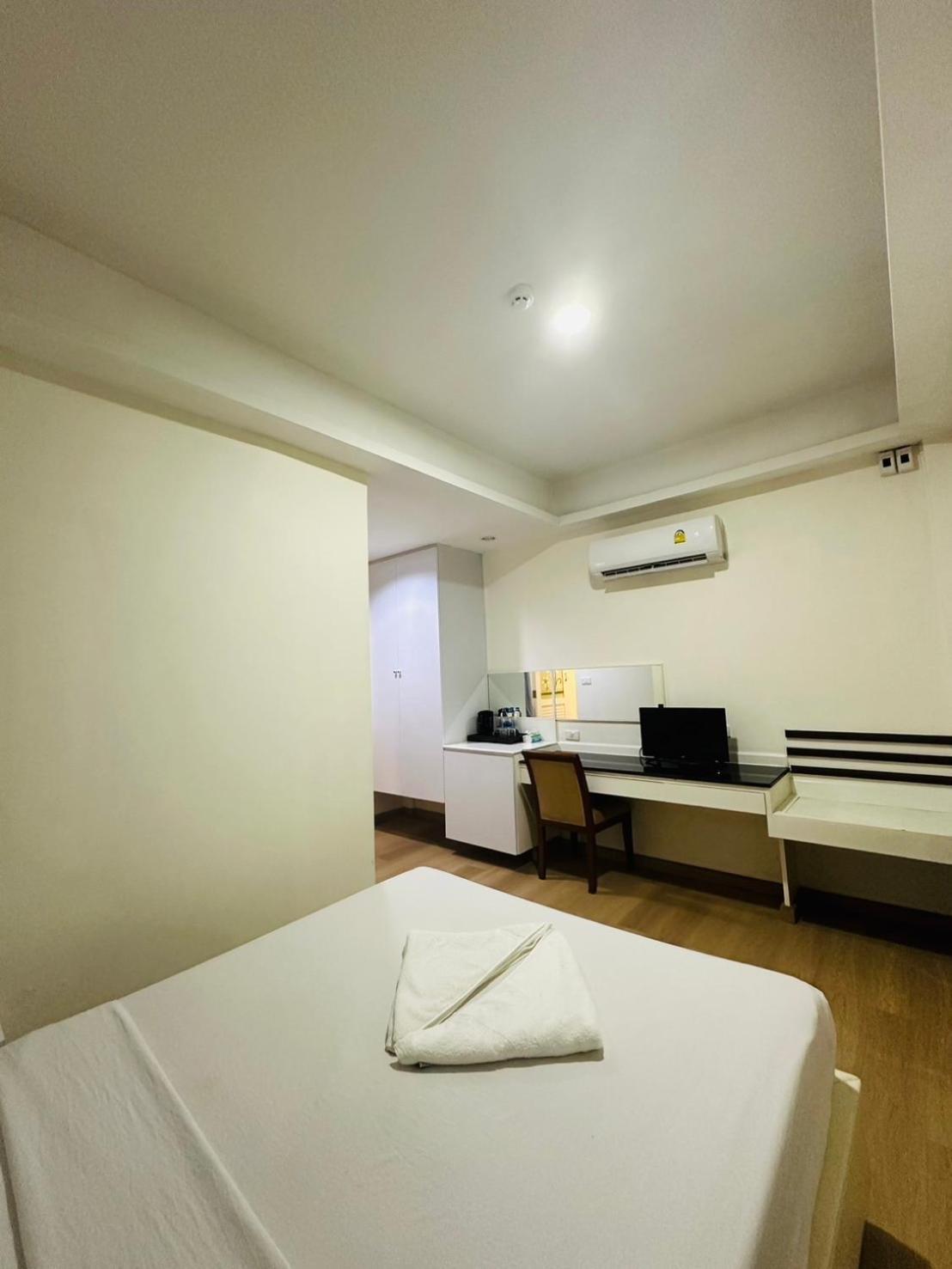 Royal Garden Home Hotel Bangkok Exterior foto