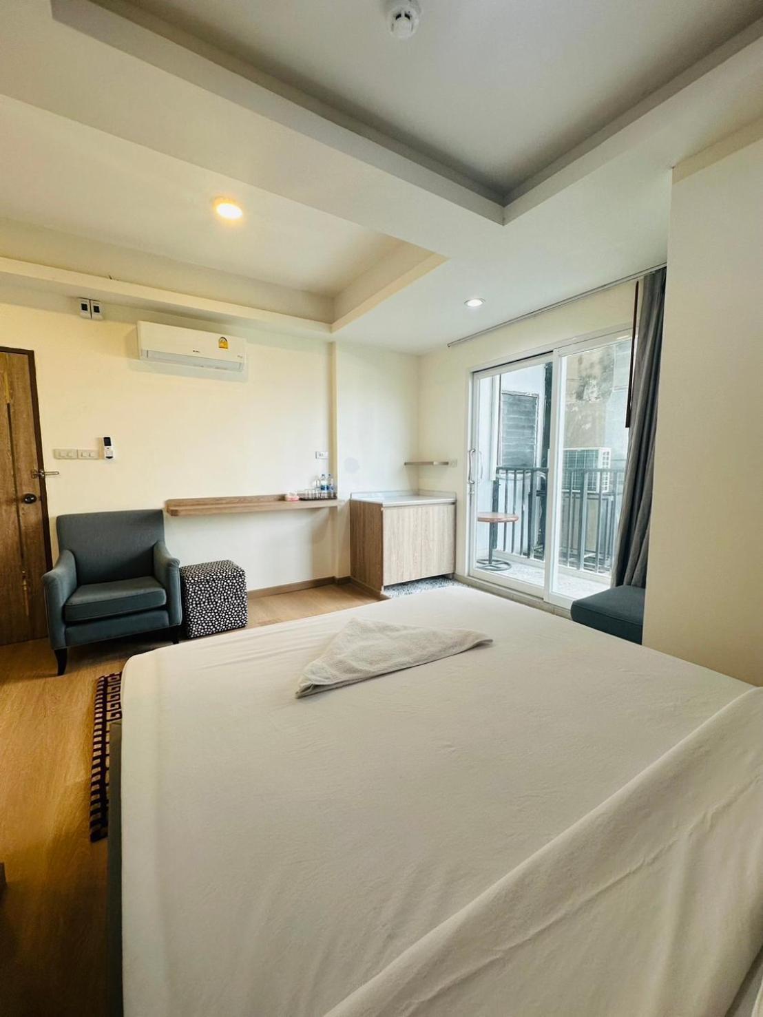 Royal Garden Home Hotel Bangkok Exterior foto